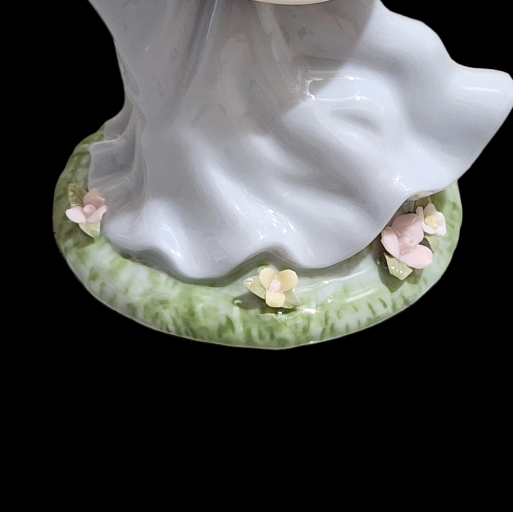 Vintage Avon 2002 porcelain lady figuring "moments & memories" - Picture 9 of 10